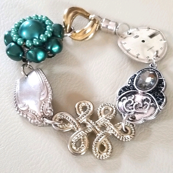 Hand Crafted Repurposed Vintage Assemblage Charm Bracelet NWT - Picture 5 of 16